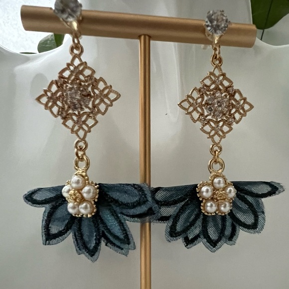 Elegant Flirty Flower-Inspired Dangle Earrings -Mixed Material Stylish Feminine - Picture 4 of 13